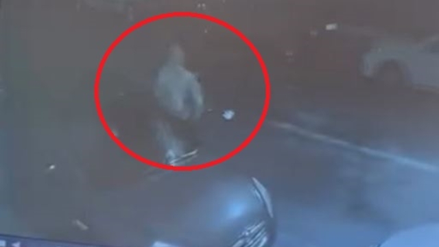 Otomobilin camını kırıp kaçan şüpheli aranıyor