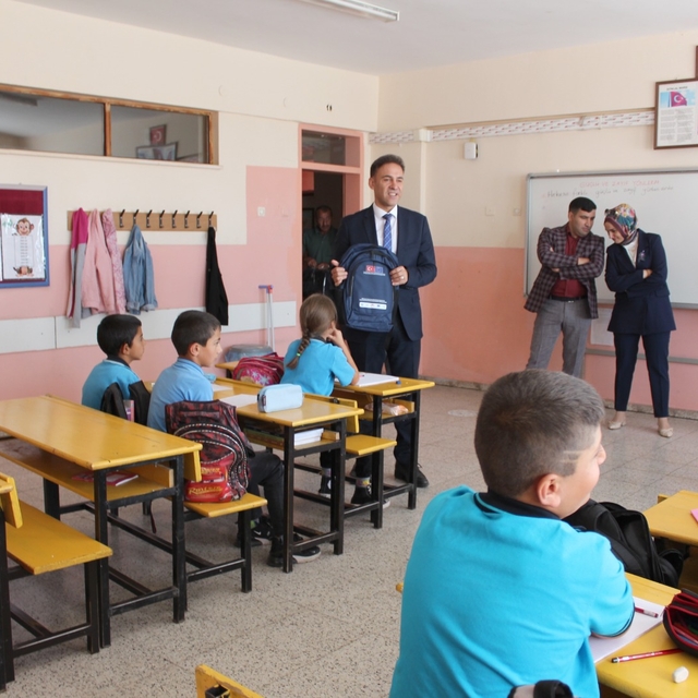 Sivas'ta TKDK'den öğrencilere kırtasiye yardımı