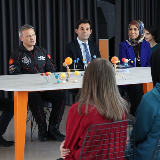 Türkiye'nin uzaya çıkan ilk astronotu Gezeravcı Karaman'da öğrencilerle bul...