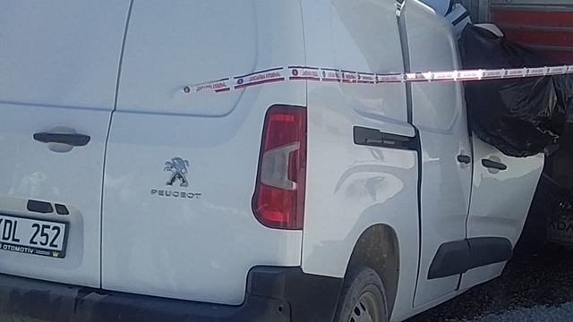 Elazığ'da park halindeki tıra çarpan hafif ticari aracın sürücüsü öldü