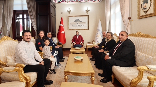 Afyonkarahisar Valisi Yiğitbaşı, başarılı iki personele belge verdi