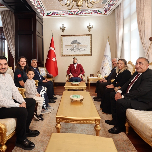 Afyonkarahisar Valisi Yiğitbaşı, başarılı iki personele belge verdi