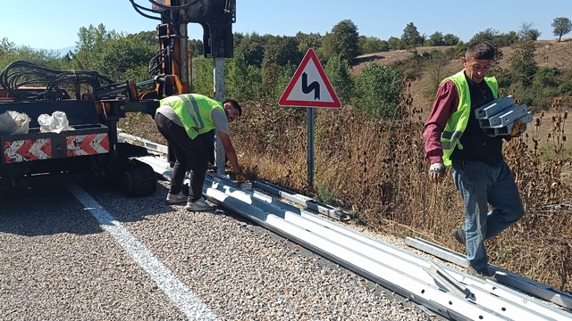 Pazaryeri ilçesinde kazaların yaşandığı yol kenarına bariyer yapıldı