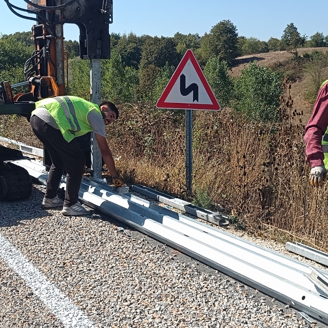 Pazaryeri ilçesinde kazaların yaşandığı yol kenarına bariyer yapıldı