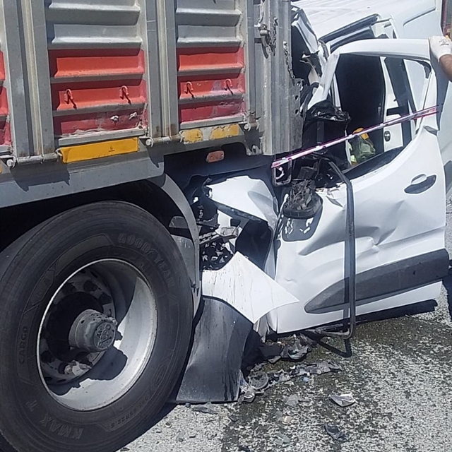 Park halindeki TIR'a çarpan hafif ticari aracın sürücüsü öldü