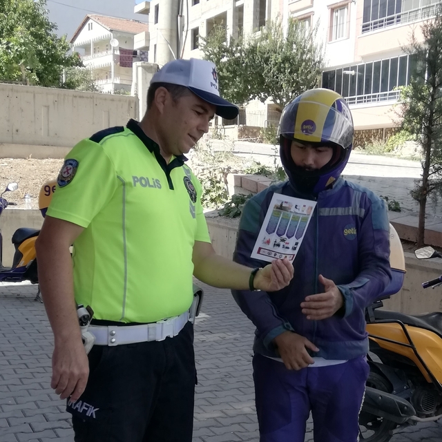 Kırşehir'de polis motorlu kuryeleri bilgilendirdi