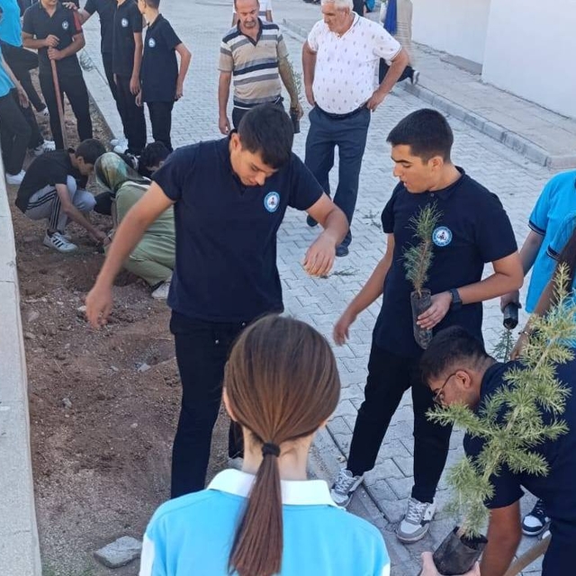 Keban'da "yeşil vatan projesi" kapsamında öğrenciler fidan dikti