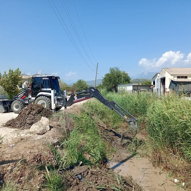 Kumluca ilçesinde kanallarda temizlik ve ilaçlama çalışması yapıldı