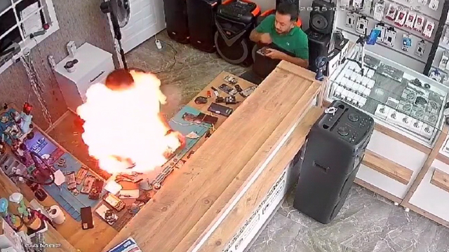 Tamire getirilen cep telefonu bataryası patlayıp, alev aldı; o anlar kamerada