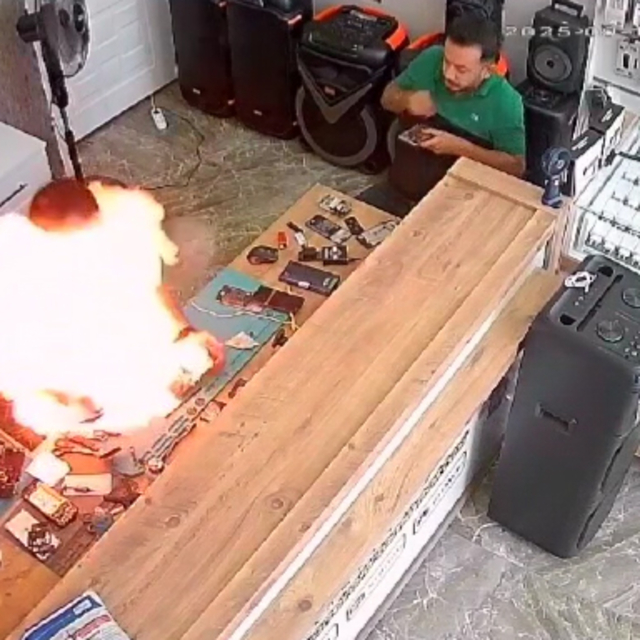 Tamire getirilen cep telefonu bataryası patlayıp, alev aldı; o anlar kamera...