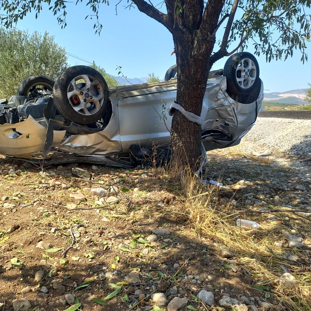 Şehzadeler'de devrilen otomobilin sürücüsü yaralandı