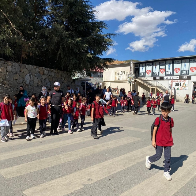Hizan'da polis ekipleri okul önlerinde güvenlik önlemi aldı