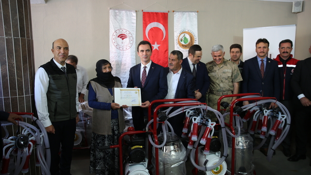 Bitlis'te 14 kadın süt üreticisine sağım makinesi dağıtıldı