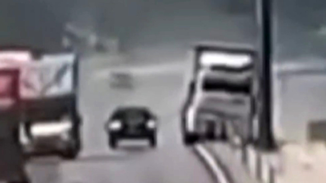 TIR'ın yol kenarındaki direğe çarptığı ölümlü kaza kamerada