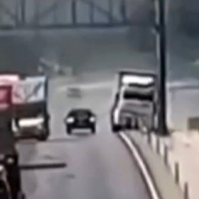 TIR'ın yol kenarındaki direğe çarptığı ölümlü kaza kamerada