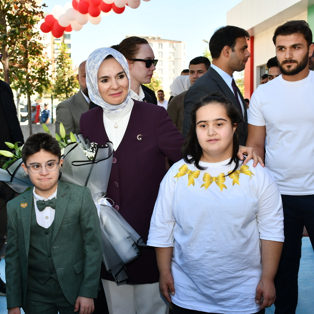 Bakan Göktaş, Batman'da Engelli Aktif Yaşam Merkezi'nin açılışında konuştu: