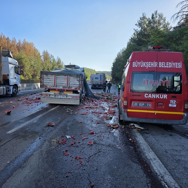 Adana'da iki tır çarpıştı 1 kişi yaralandı