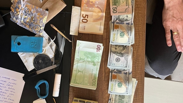 İzmir'de temizlik işçisi bulduğu cüzdanı sahibine ulaştırdı