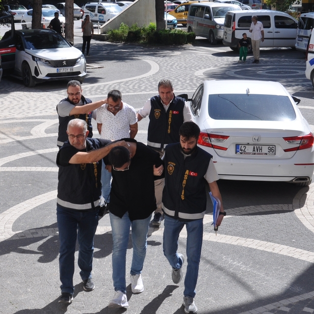 Konya'da sahte altın sattığı öne sürülen 2 şüpheli yakalandı