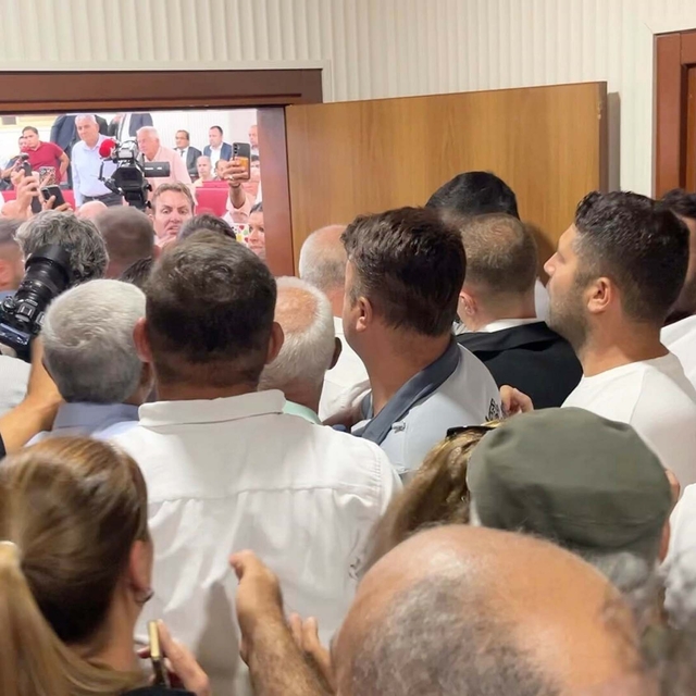 Aydın Büyükşehir Belediye Meclisi toplantısında gerginlik; salona polis gir...