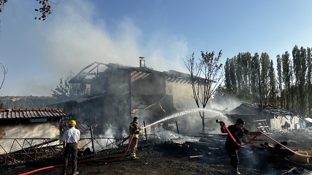 Uşak'ta çıkan yangında 2 katlı ev ve ahır kullanılamaz hale geldi