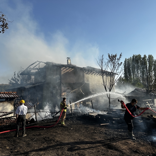 Uşak'ta çıkan yangında 2 katlı ev ve ahır kullanılamaz hale geldi