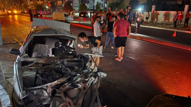 Tarsus'ta otomobil, karşı şeride geçip 2 otomobille çarpıştı; 1 ölü, 8 yaralı