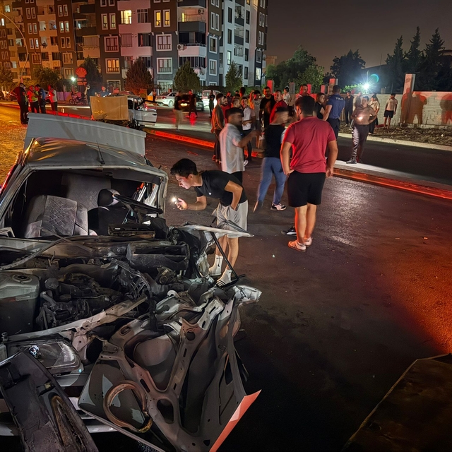 Tarsus'ta otomobil, karşı şeride geçip 2 otomobille çarpıştı; 1 ölü, 8 yara...