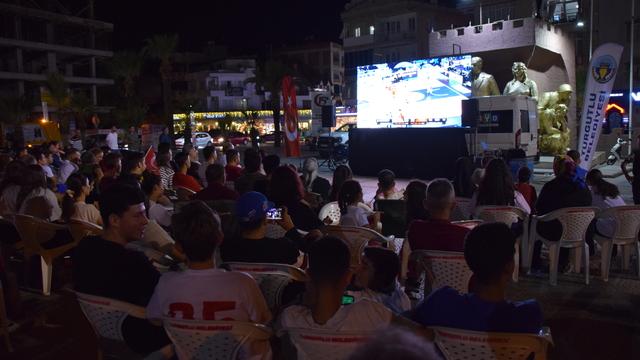 Türkiye-Yunanistan EuroBasket 2025 yarı final maçı Manisa'da dev ekrandan izlendi