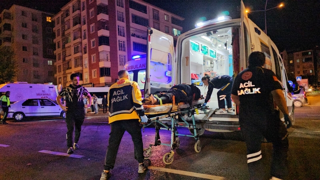 Çorum'da motosiklet ile otomobil çarpıştı, 4 kişi yaralandı