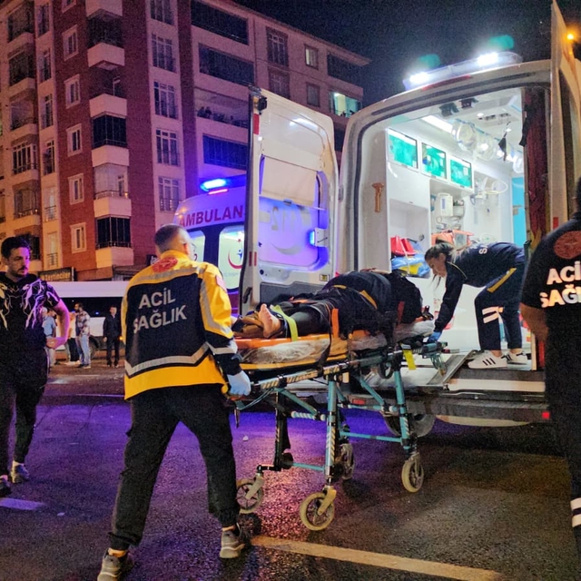 Çorum'da motosiklet ile otomobil çarpıştı, 4 kişi yaralandı