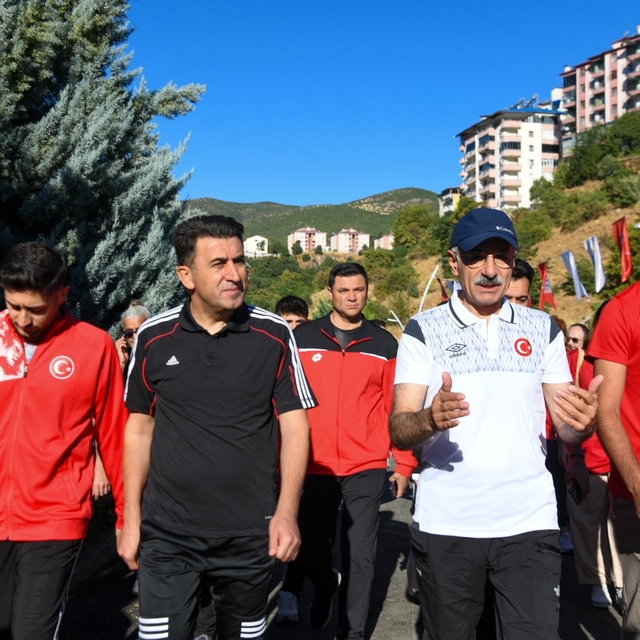 Bakan Uraloğlu, Tunceli'deki Mameki Parkı'nda gençlerle yürüyüş yaptı