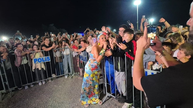 Gülben Ergen Edirne'deki festivalde sahne aldı