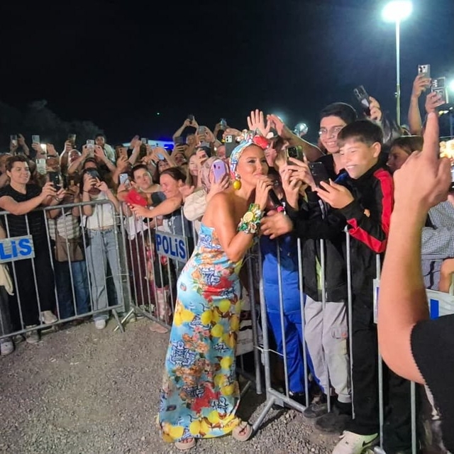 Gülben Ergen Edirne'deki festivalde sahne aldı