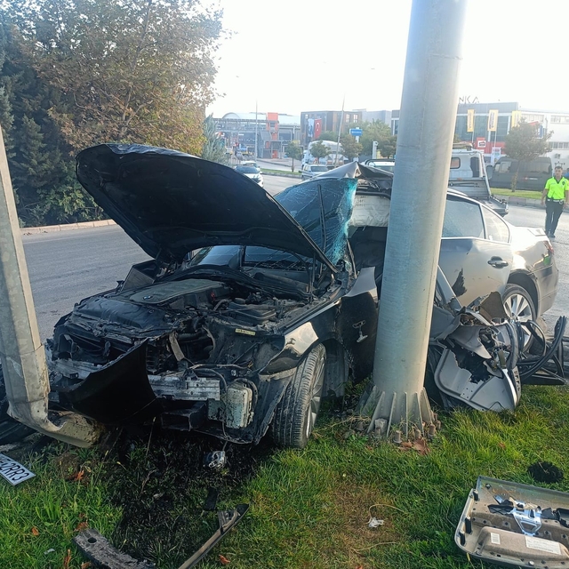 Bursa'da aydınlatma direğine çarpan otomobilin sürücüsü yaralandı