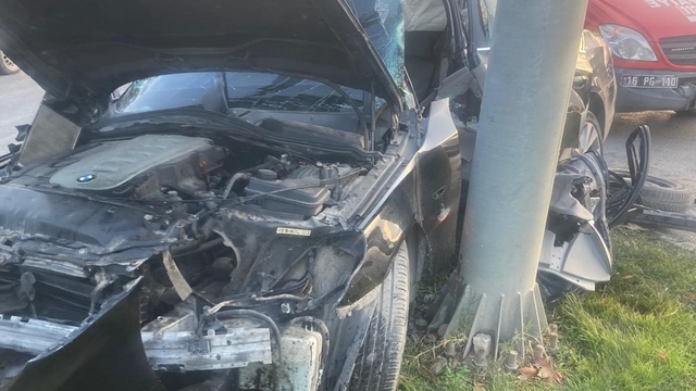 Yön levhası direğine çarpan otomobilin sürücüsü ağır yaralandı