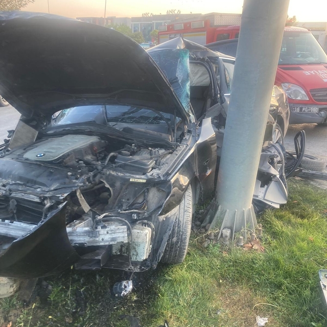 Yön levhası direğine çarpan otomobilin sürücüsü ağır yaralandı