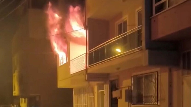 Evini ateşe veren baba öldü, oğlu yaralandı