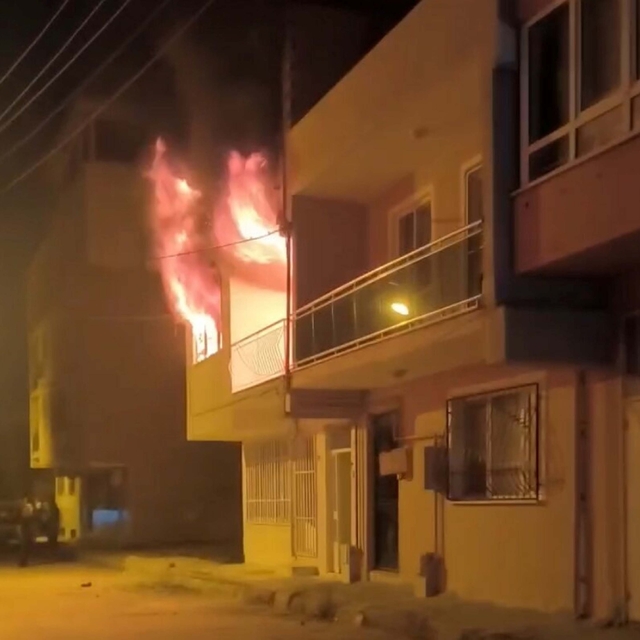 Evini ateşe veren baba öldü, oğlu yaralandı