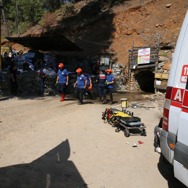 Denizli'de madendeki göçükte mahsur kalan 2 işçiye ulaşılması için çalışmal...