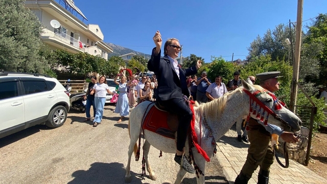 Alman damat, düğünde Türk geleneklerine göre gelini at üzerinde aldı