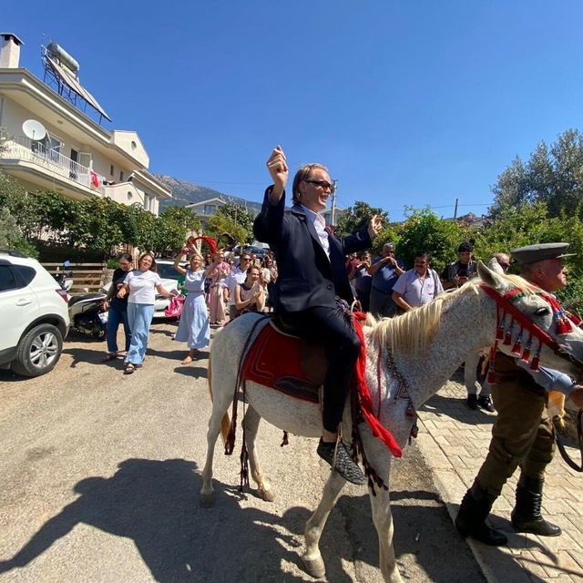 Alman damat, düğünde Türk geleneklerine göre gelini at üzerinde aldı