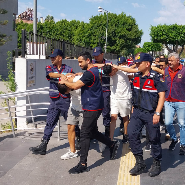 3 kişinin yaralandığı silahlı saldırının şüphelileri yurt dışına kaçma hazı...