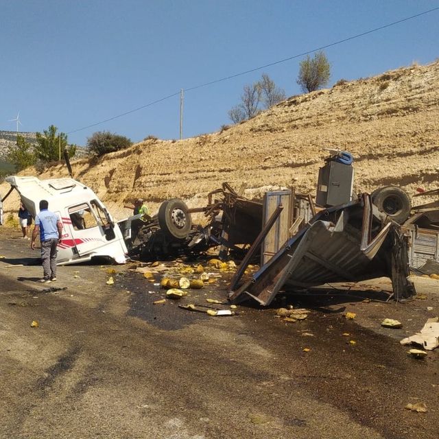 Mersin'de tır yolcu otobüsüne arkadan çarptı