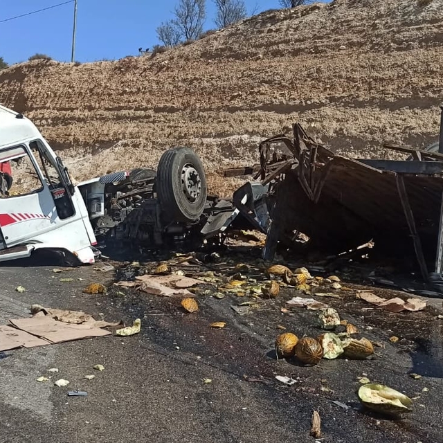 Yolcu otobüsü ile kavun yüklü kamyon çarpıştı; 3 ölü, 7 yaralı