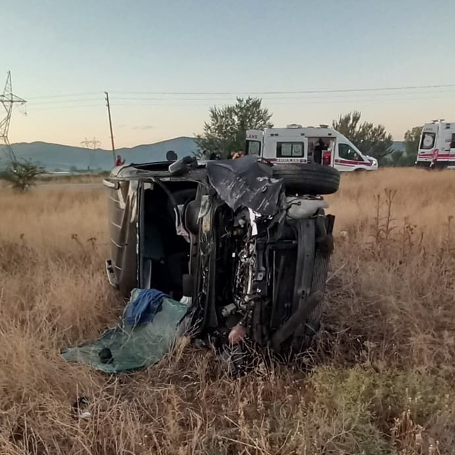 Amasya'da devrilen hafif ticari araçtaki 4 kişi yaralandı