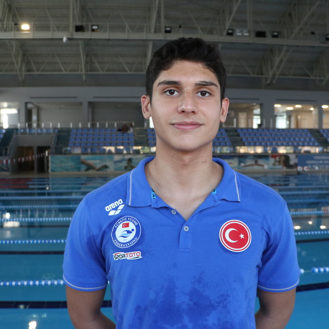 Genç milli yüzücü Emre Onuş'un hedefi Avrupa'da kürsü