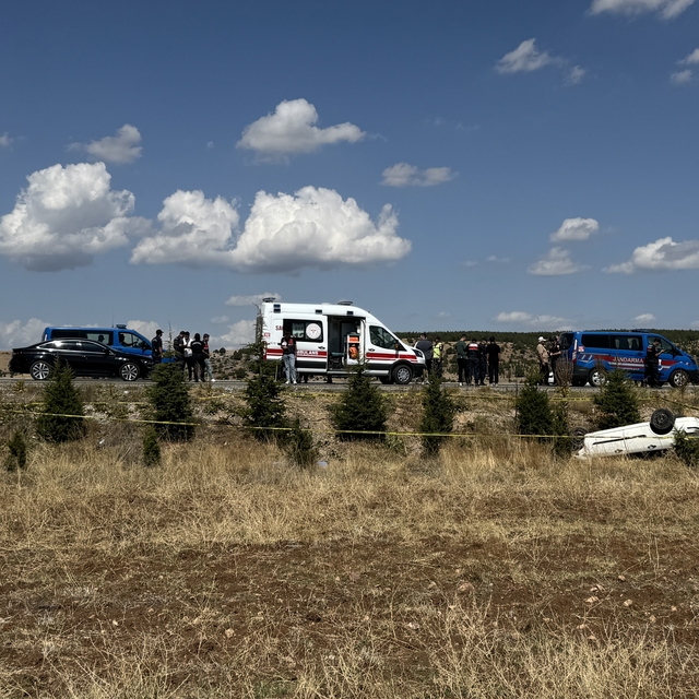 Kütahya'da yol kontrolü yaparken otomobilin çarptığı jandarma trafik person...