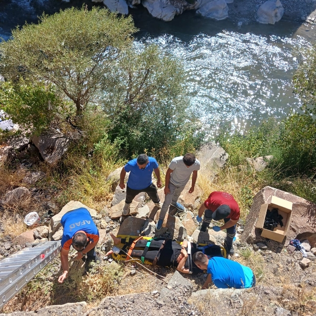 Tunceli'de şarampole devrilen otomobildeki 3 kişi yaralandı
