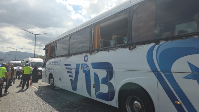 Bursa'da yolcu otobüsü tırdaki gemi çapasına çarptı, 3 kişi yaralandı